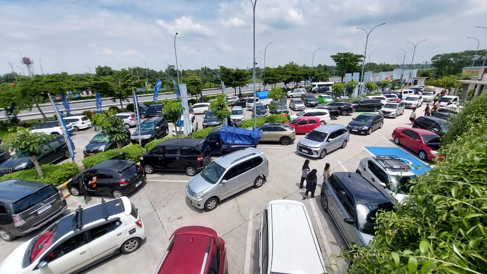 Kendaraan pribadi di Rest Area  487 A Jalan tol Semarang-Solo, Minggu (7/4/2024).