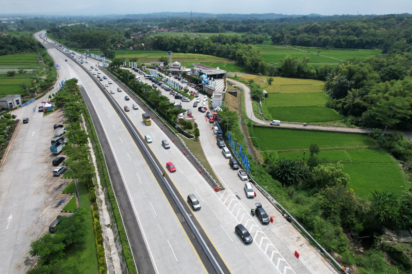 Kondisi Rest Area 487 A Jalan tol Semarang-Solo dipotret dari udara.