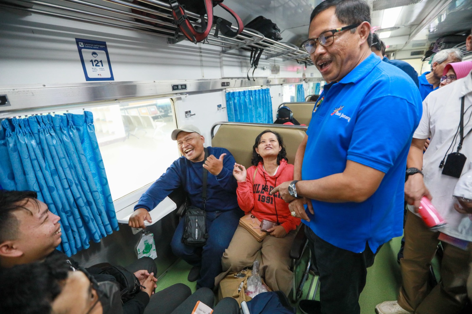 Pj Gubernur Jawa Tengah Nana Sudjana melepas langsung warganya yang mengikuti program mudik gratis dari Pemprov Jateng menggunakan kereta api dari Stasiun Pasar Senen, Minggu, (7/4/2024)