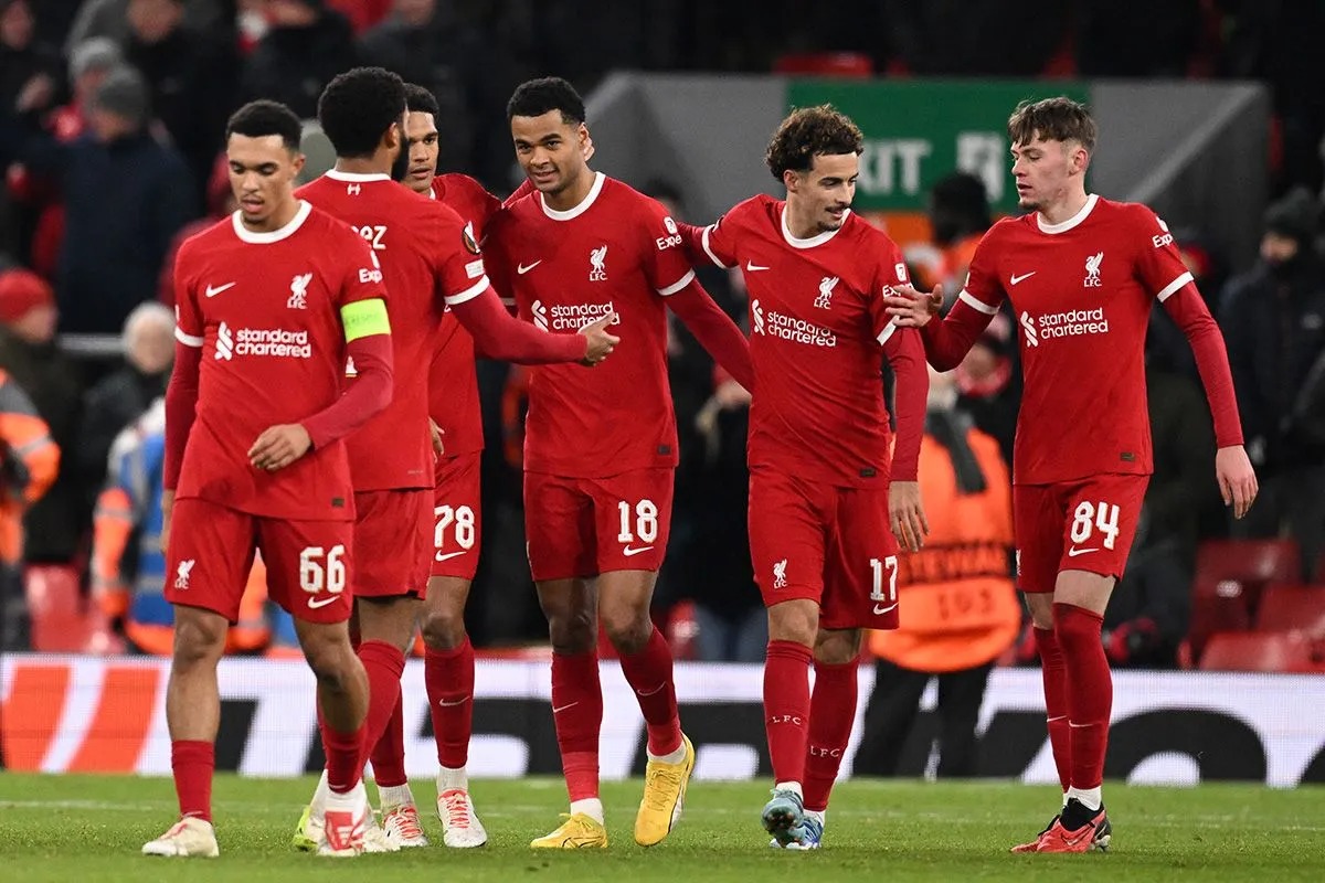 Para pemain Liverpool di Anfield.