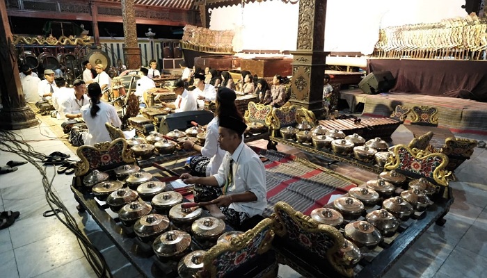 Pengrawit asal Kampung Sawahan, Desa/Kecamatan Jaten iringi pergelaran wayang kulit.