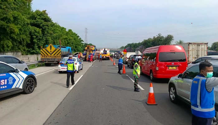 Kondisi lalu lintas di ruas tol Jakarta-Cikampek KM 58, Karawang, Jawa Barat, pasca terjadi kecelakaan maut, Senin (8/4).