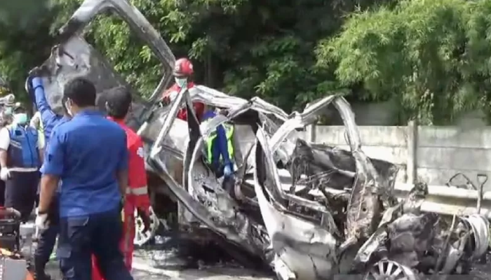 Kondisi mobil Gran Max yang terbakar dalam kecelakaan di jalan Tol Jakarta-Cikampek KM 58, Senin (8/4).