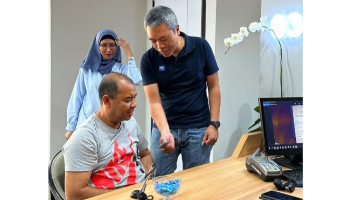 Direktur BRI meninjau dan menyapa nasabah di branch office BRI yang tetap memberikan layanan secara terbatas selama libur Lebaran 2024.