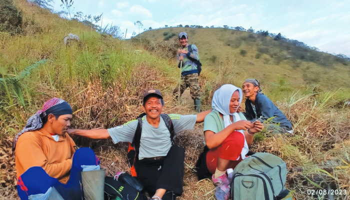 Warga Dusun Timboa rutin mengecek kondisi situs Timboa sebagai upaya pelestarian.