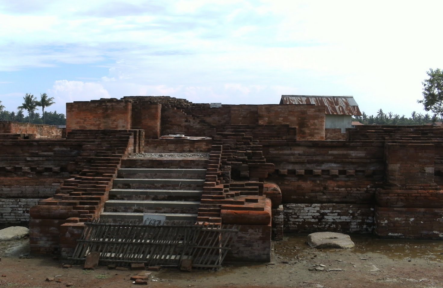 Candi Blandongan kini hanya menyisakan bagian kaki dan kakinya saja. Candi ini berada di Karawang, Jawa Barat.