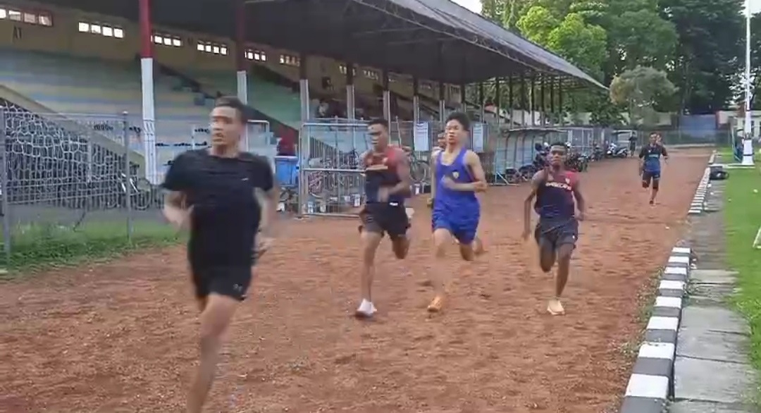NGOS-NGOSAN: Stadion Taruna Sragen sering jadi lokasi para pegiat olahraga lari berlatih bersama.