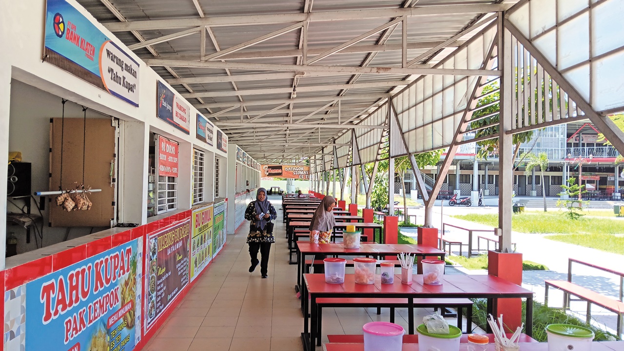 BUTUH SOLUSI: Deretan kios di Taman Kuliner MPP di Jalan Mayor Kusmanto, Desa Semangkak, Kecamatan Klaten Tengah yang tampak sepi dari pembeli.