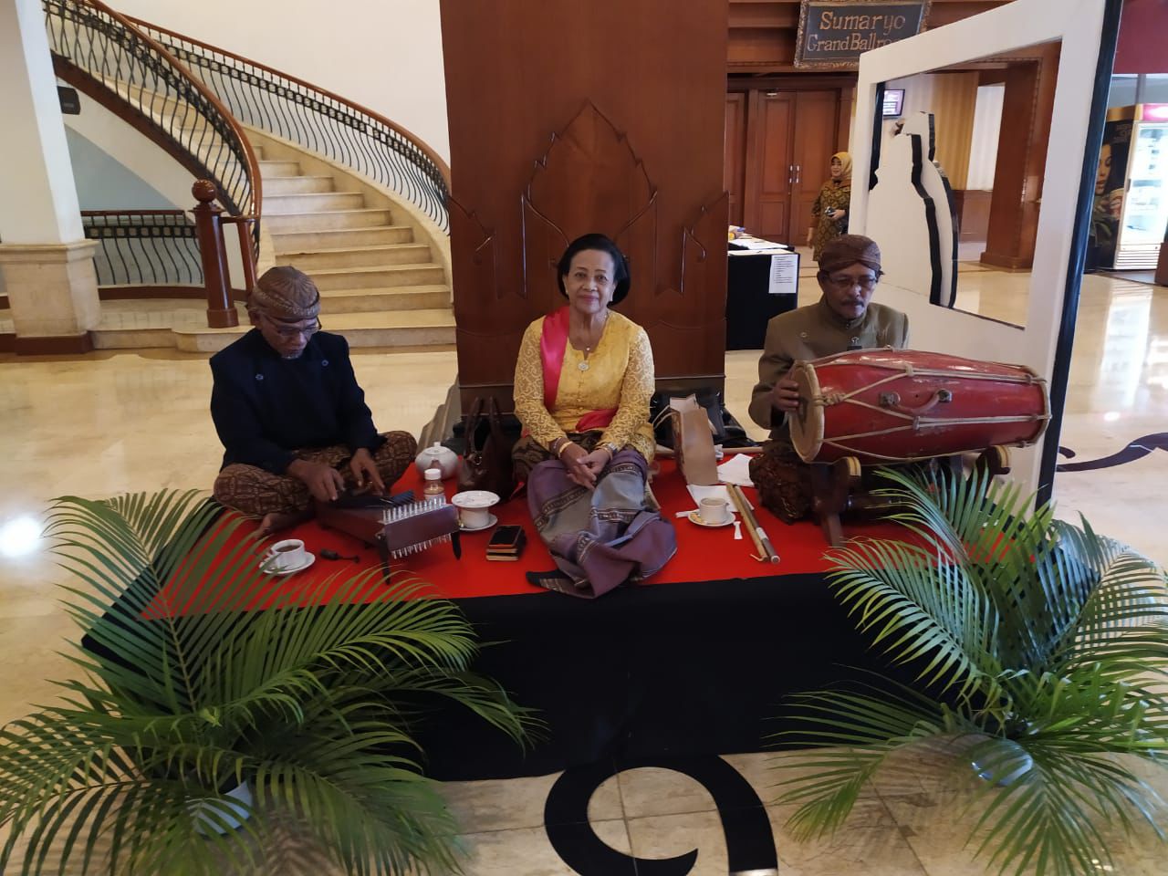 Suguhan  musik tradisional Siteran dihadirkan untuk menghibur para tamu yang menginap dan menikmati acara Night Market di The Sunan Hotel Solo.