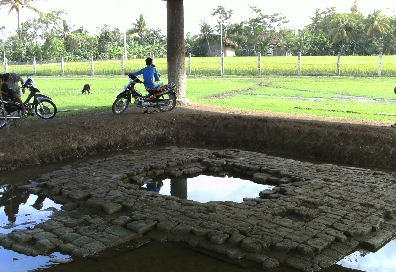 Candi Sumur kini hanya menyisakan bagian kakinya saja. Candi ini berada di Karawang, Jawa Barat.
