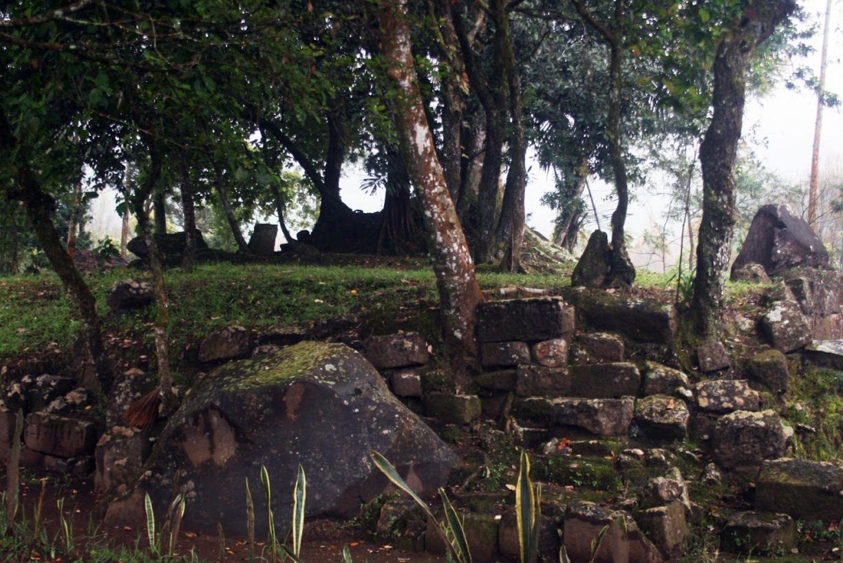 Bangunan Situs Candi Planggatan berada di kaki Gunung Lawu. Lokasinya tak jauh dari Candi Sukuh.
