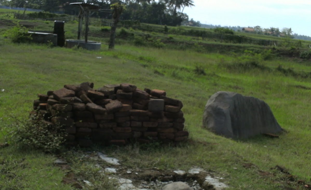 Situs Segaran kini hanya menyisakan reruntuhan  bangunan saja. Candi ini berada di Karawang, Jawa Barat.