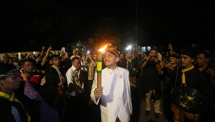 Raja Pura Mangkunegaran KGPAA Mangkunegara X menyambut peserta kirab obor menyambut Hari Raya Idul Fitri, Selasa (9/4/2024) malam.