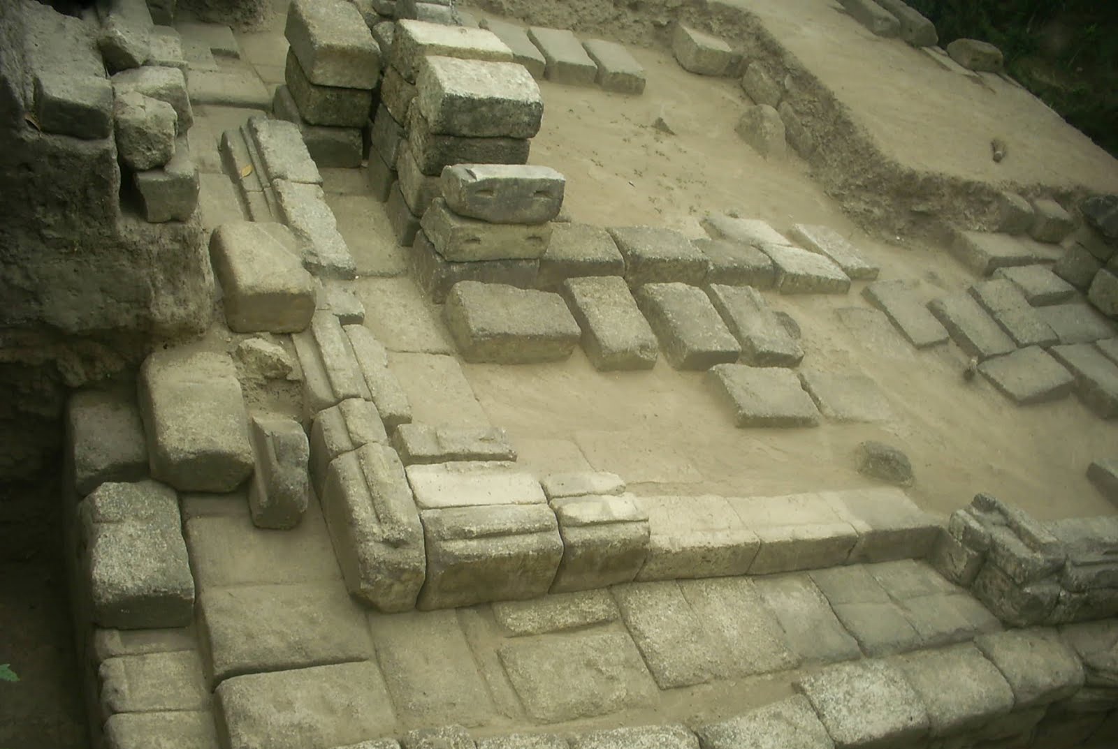 Candi Klondangan berada di Dusun Klondangan, Sendangtirto, Berbah, Sleman, Daerah Istimewa Yogyakarta.