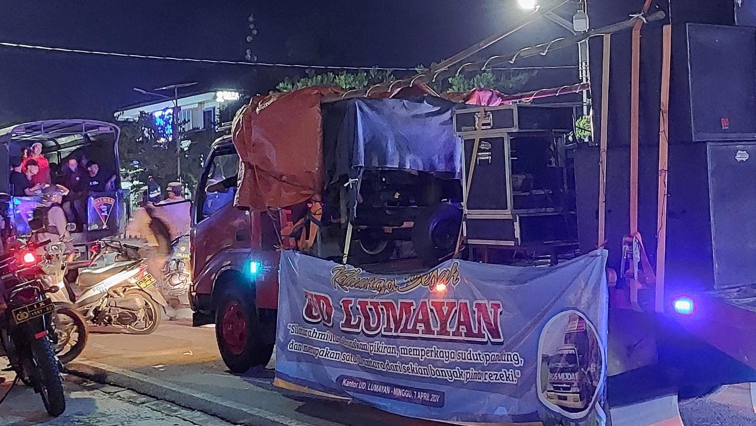 Kendaraan bak terbuka yang dipakai takbiran kena sanksi tilang Satlantas Polres Karanganyar, Selasa (9/4/2024) malam.