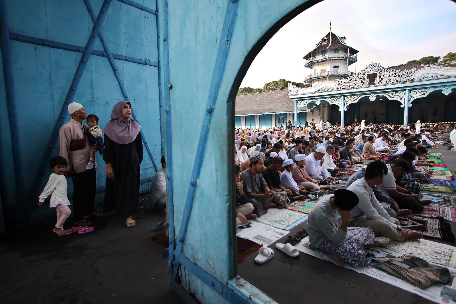 Jemaah Sholat Idul Fitri di halaman Kori Kamandungan Keraton Solo, Rabu (10/4/2024).