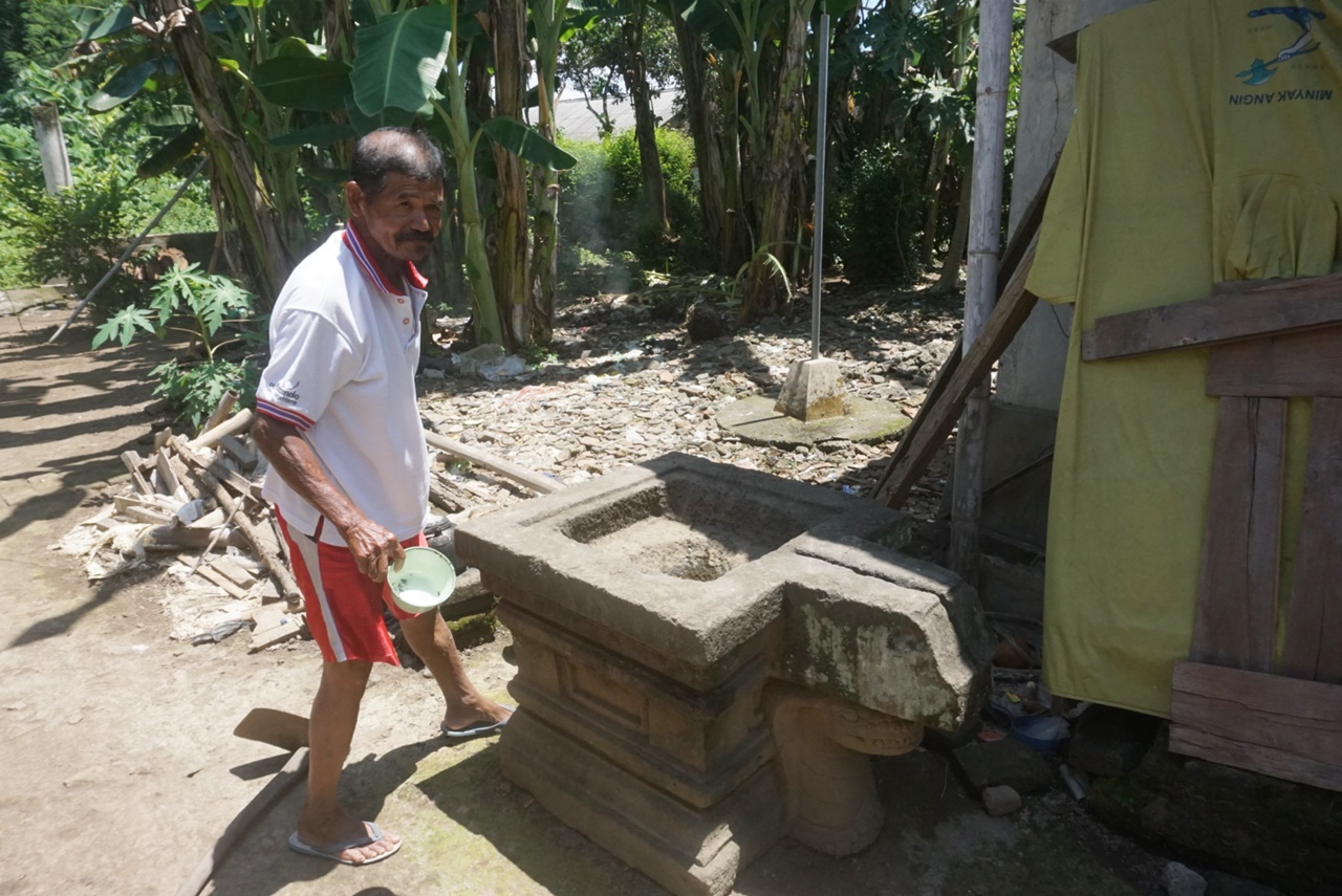 MASIH DIGALI: Warga Desa Ngawen, Kecamatan Ngawen, Klaten menunjukan batu yoni di perkarangan rumahnya.