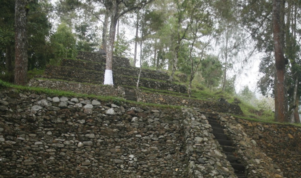 Bangunan Candi Kethek yang berada di kaki Gunung Lawu. Lokasinya tak jauh dari Candi Cetho.
