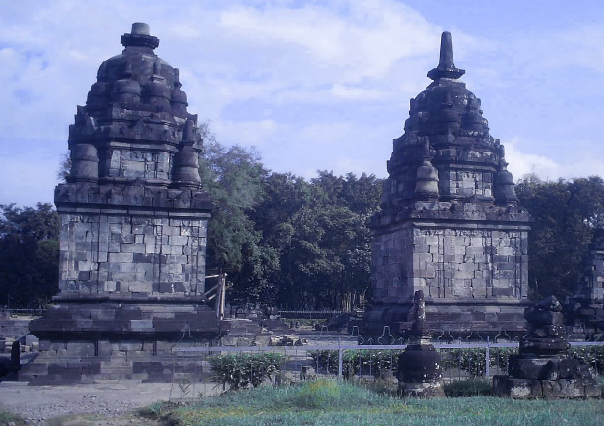Candi Lumbung berada di kawasan wisata Candi Prambanan.