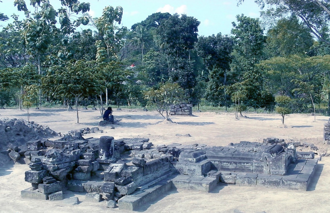 Sisa pondasi kaki Candi Karangnongko berada di Klaten, Jawa Tengah.