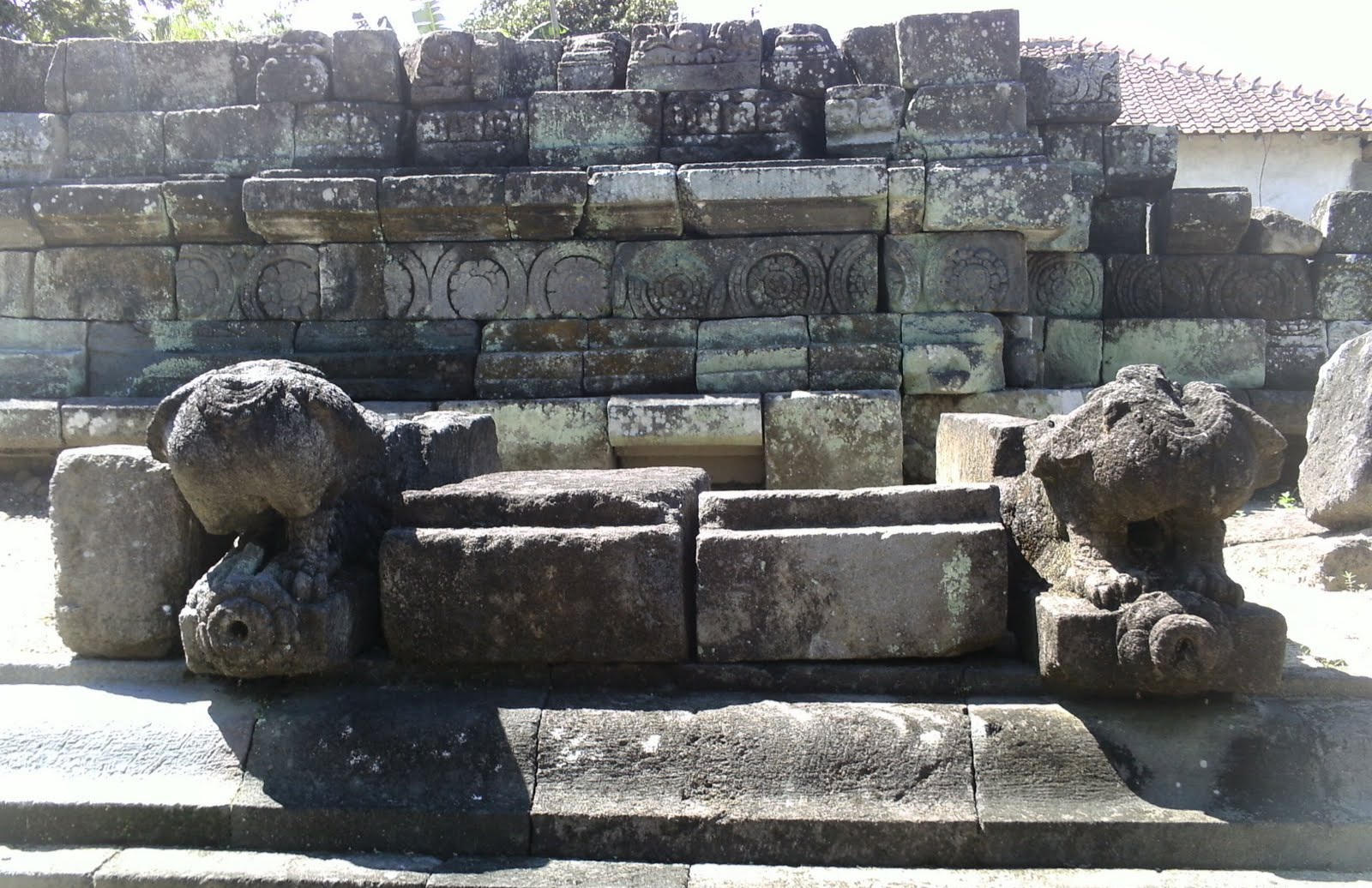 Candi Gana berada di Dusun Bener, Desa Bugisan, Prambanan, Klaten, Jawa Tengah.