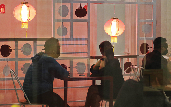 MESRA: Kencan buta alias blind date di salah satu restoran di Kota Solo, Februari lalu. Selain ikut ajang blind date, ada juga beberapa kaum jomblo yang pilih kencan dengan pacar sewaan.
