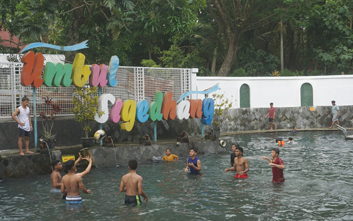 Wisatawan saat berenang di Umbul Sigedhang, Kecamatan Polanharjo, Klaten, Kamis (11/4/2024)