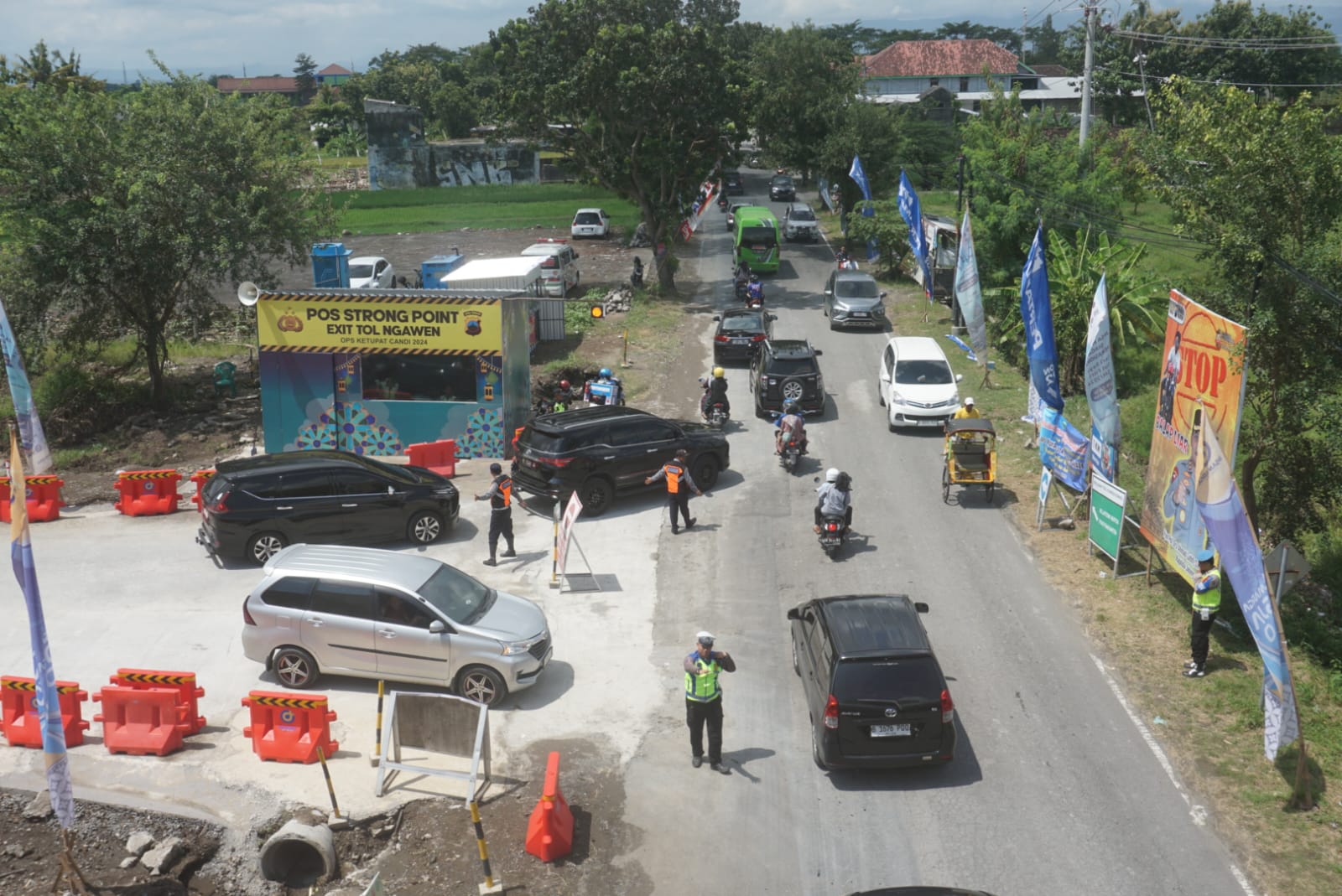 Petugas Kepolisian saat mengatur arus lalu lintas yang keluar dari Exit Tol Ngawen, Kecamatan Ngawen, Klaten ke arah Klaten padat merayap.