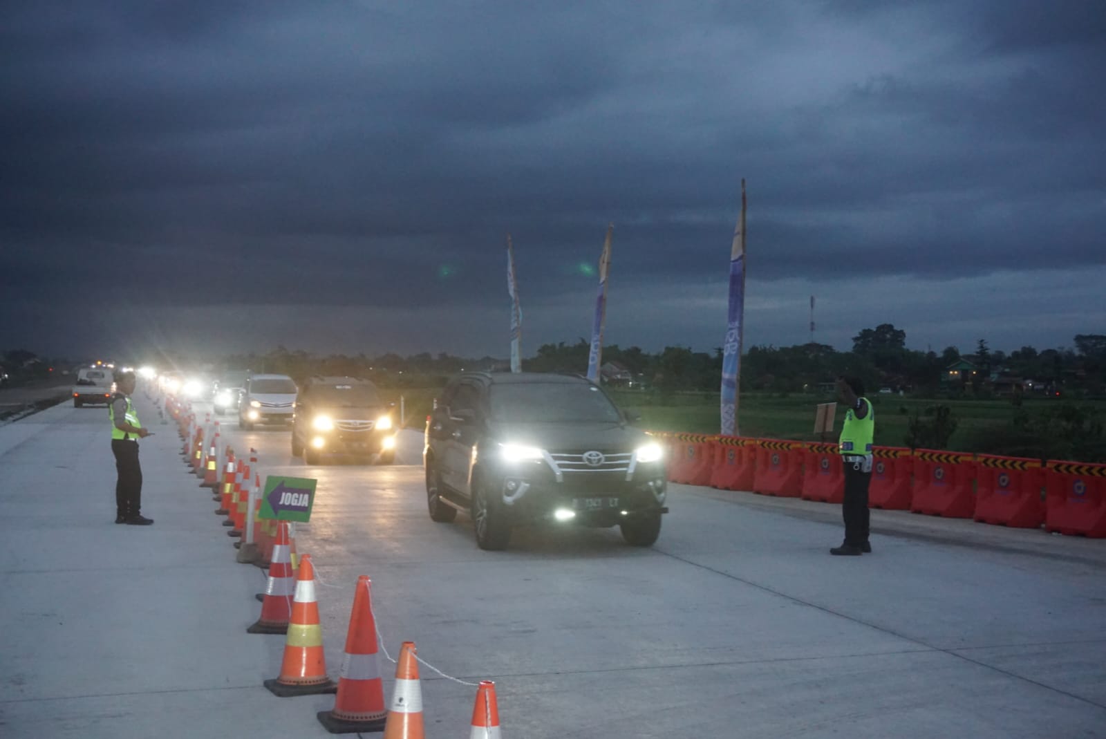 Jajaran Polres Klaten saat melakukan pengaturan arus kendaraan di exit tol Ngawen, Kecamatan Ngawen, Klaten pada Kamis (11/4/2024).