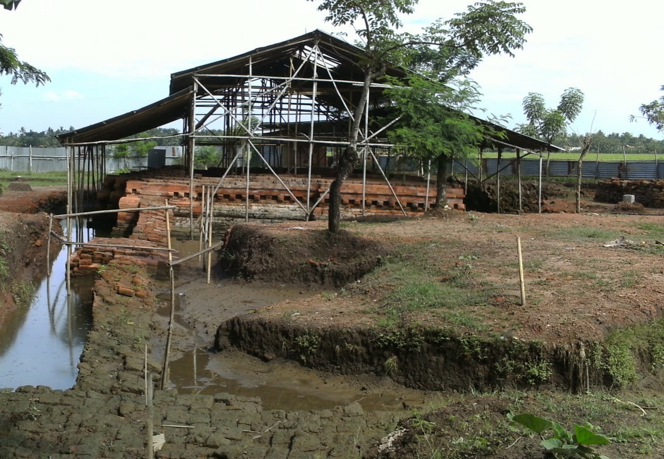 Candi Serut berada di di Desa Tegalrejo, Kecamatan Batujaya, Kabupaten Karawang, Jawa Barat.