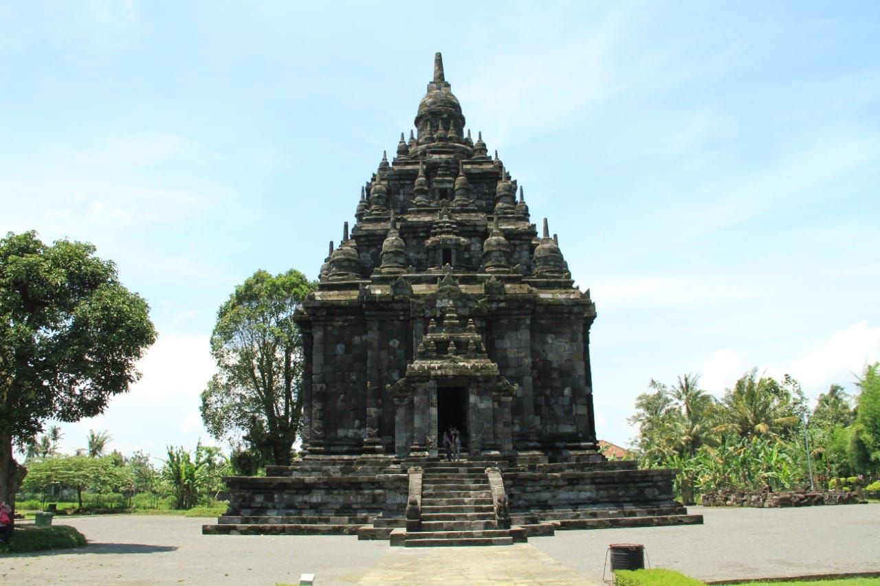 Suasana Candi Sojiwan cukup megah setelah direkonstruksi kembali.