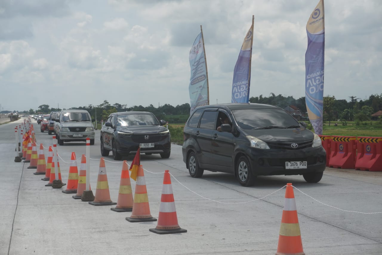 Deretan kendaraan yang antri keluar dari exit tol Ngawen, Kecamatan Ngawen, Klaten, Kamis (11/4) Mau Arus Balik Lewat Tol Solo-Jogja? Ini Pintu Masuk dan Keluarnya