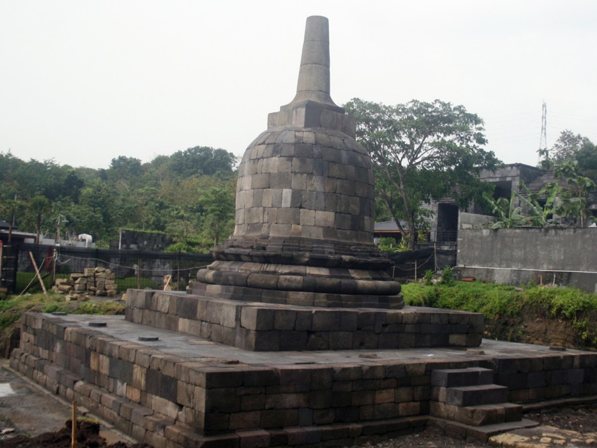 Situs Sumberwatu terletak di Dusun Sumberwatu, Desa Sambirejo, Kecamatan Prambanan, Sleman, DIY.