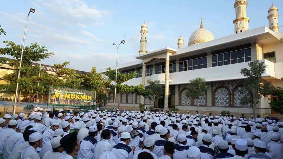 BERDOA: Santri Ponpes Al-Mukmin Ngruki duduk di halaman ponpes setempat.