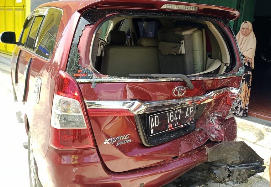 Kondisi bodi belakang Innova yang diseruduk Avanza