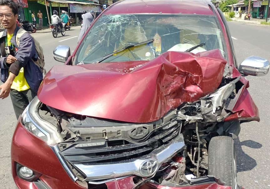 Kondisi mobil Toyota Avanza yang terlibat kecelakaan di Jalan Raya Solo-Sragen, tepatnya di simpang tiga Nglarangan, Kebakkramat, Karanganyar, tak terhindarkan, Sabtu (13/4/2024)