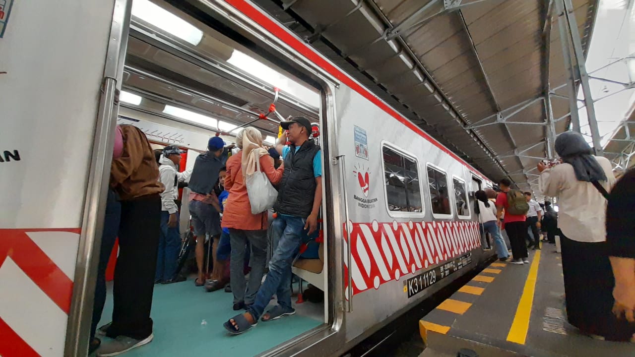 Penumpang KRL di Stasiun Solo Balapan, Sabtu (13/4/2024).