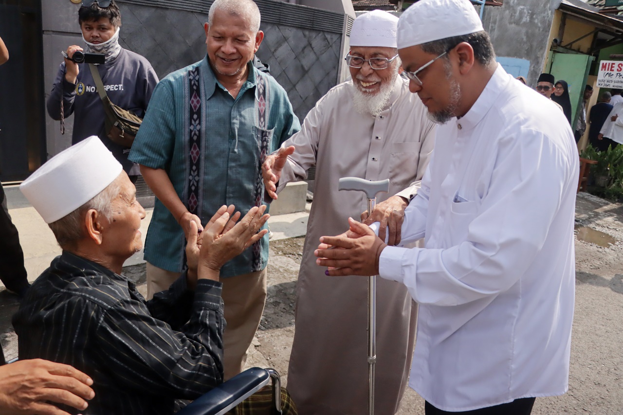 Membaur: Pendiri Ponpes Al-Mukmin Ngruki Abu Bakar Ba&rsquo;asyir (tengah) menyalami warga sebelum nyoblos Pemilu 2024 di TPS sekitar ponpes.