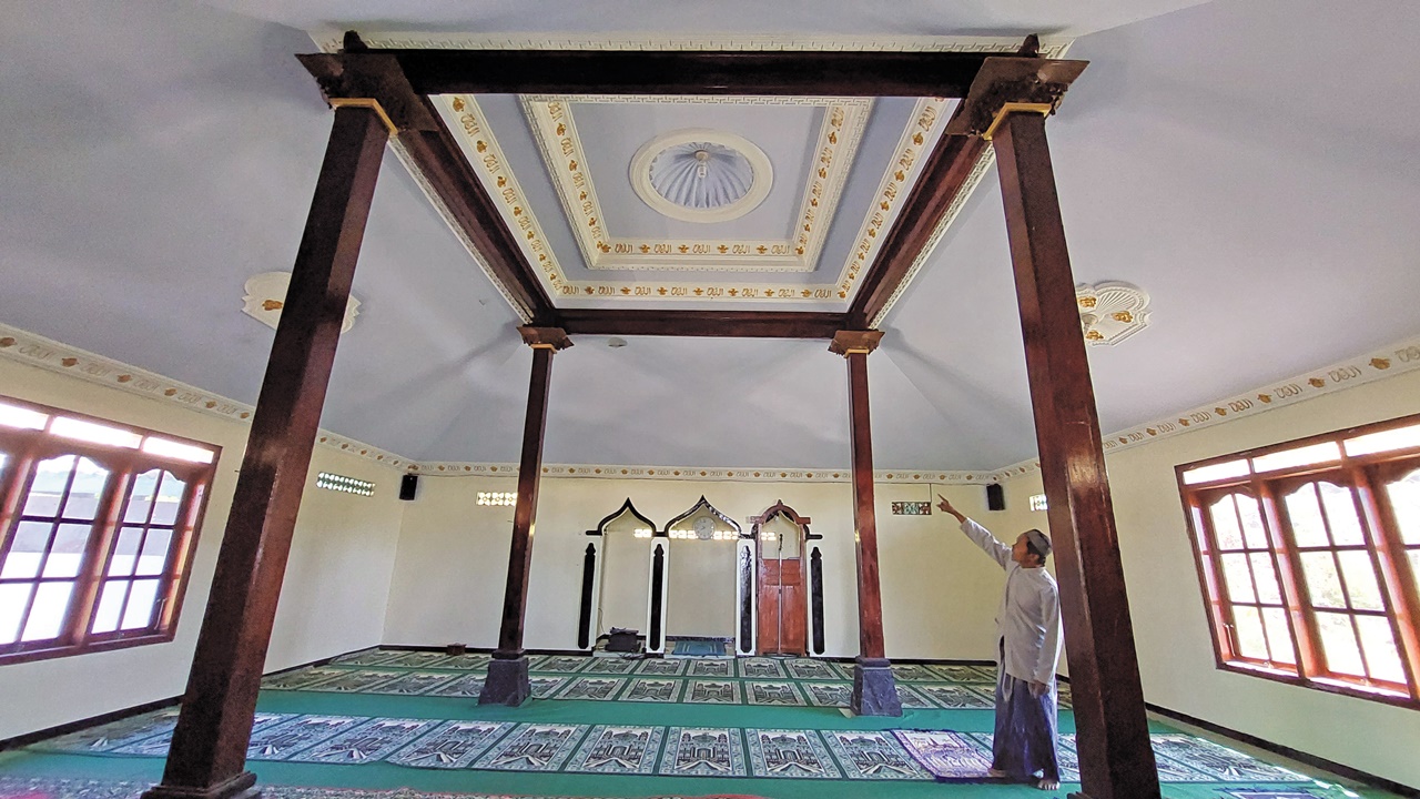 TERUS DIJAGA: Penampakan tiang di Surau Maulana Pantaran di Desa Pantaran, Kecamatan Gladagsari, Boyolali yang diperkaran berusia ratusan tahun.