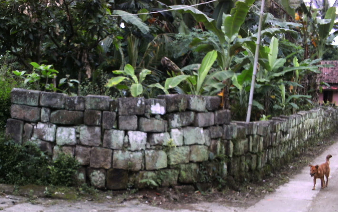 Candi Kalongan berada di Dusun Kalongan, Desa Kebondalem Kidul, Kecamatan Prambanan, Klaten, Jawa Tengah.