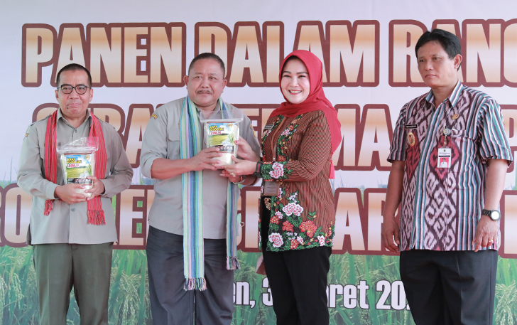OLEH-OLEH: Bupati Klaten Sri Mulyani saat menyerahkan produk beras rojolele ke perwakilan Kementerian Pertanian (Kementan) di Desa Delanggu, Kecamatan Delanggu, beberapa waktu lalu.
