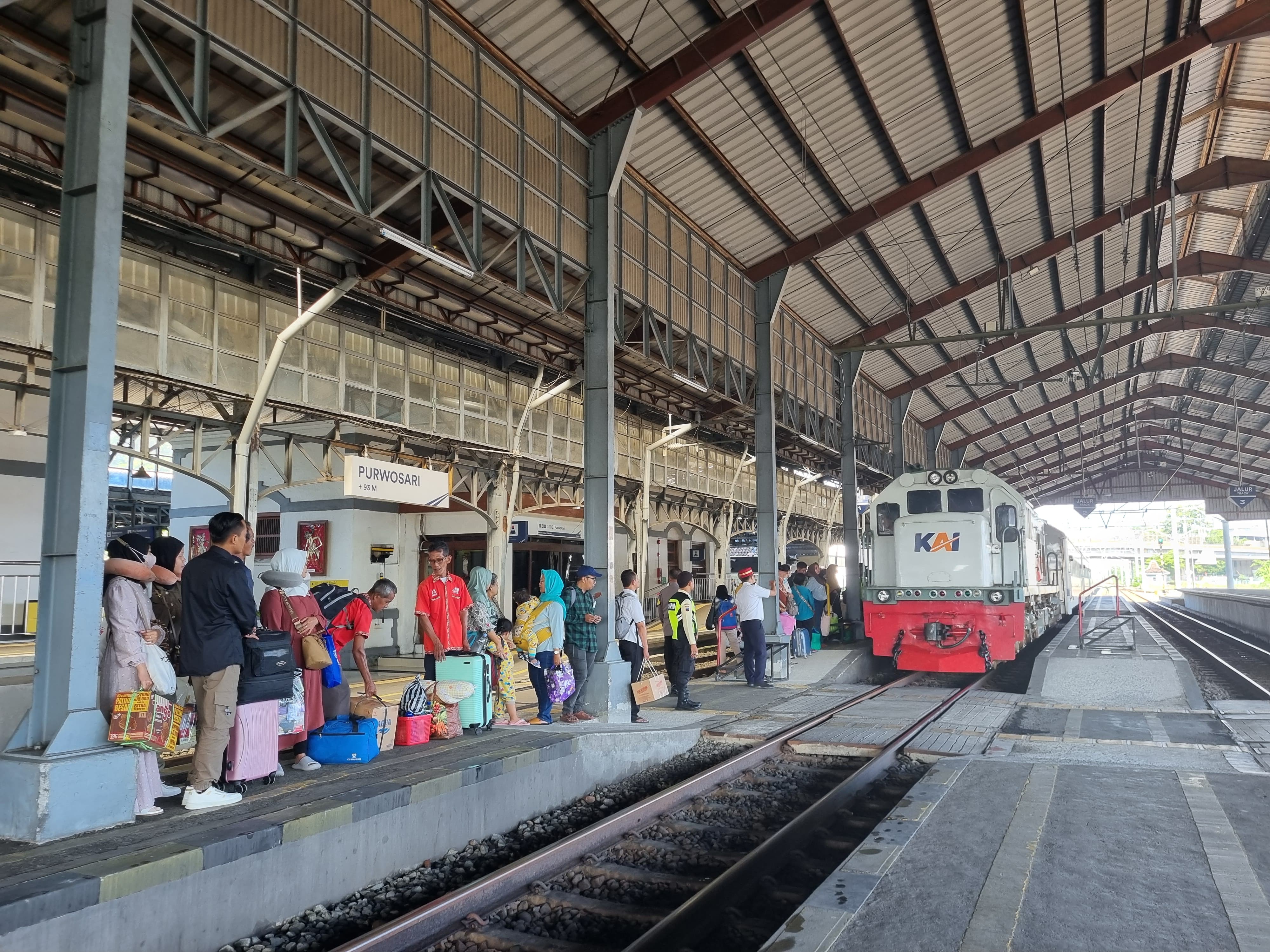 Suasana pengguna kereta di Stasiun Purwosari, Minggu (14/4/2024).