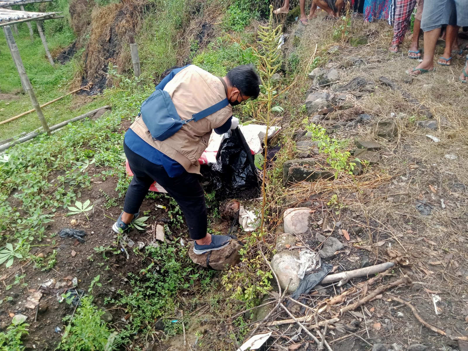 Polisi olah TKP penemuan mayat di Desa Jatisobo, Kecamatan Polokarto, Kabupaten Sukoharjo, Minggu (14/4/2024).
