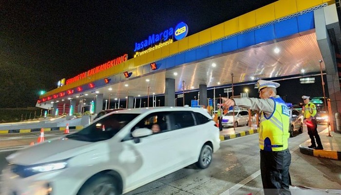 Kondisi gerbang tol Kalikangkung Semarang pada Minggu (14/4) malam.