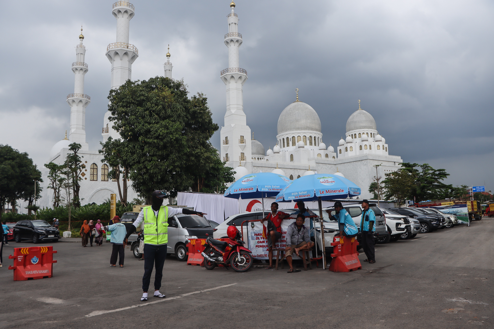 Jukir mengatur kendaraan pengunjung di Masjid Syeikh Zayed Solo.