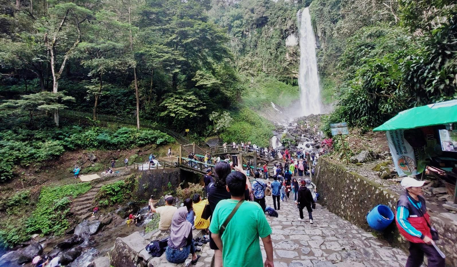 Wisatawan memadati objek wisata Grojogan Sewu di Tawangmangu, kemarin (14/4). (Rudi Hartono/Radar Solo)