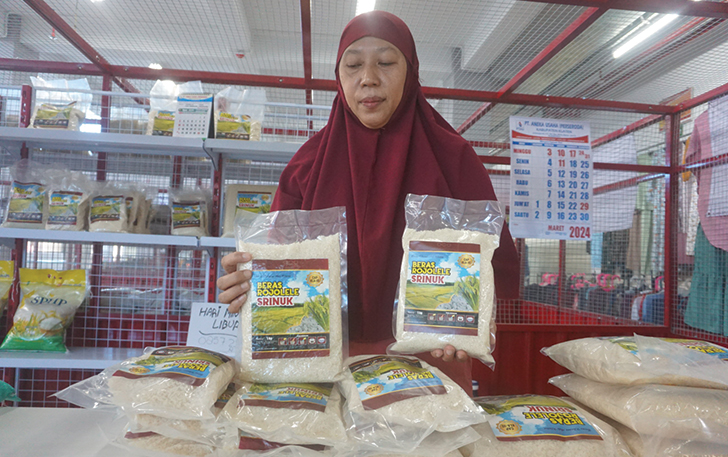DIKEMAS MENARIK: Pedagang beras rojolele Srinuk di Pasar Gedhe Klaten.