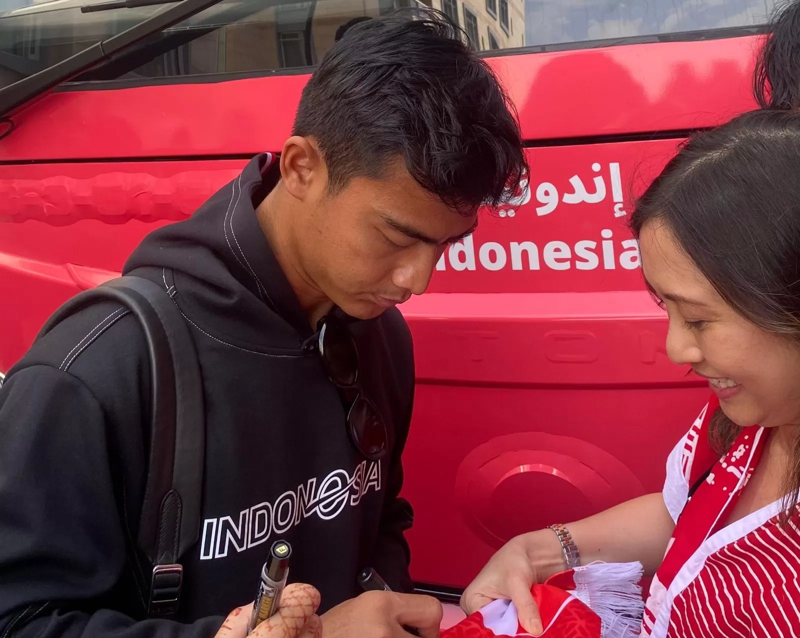 Pratama Arhan saat memberikan tanda tangan pada seorang fans. `