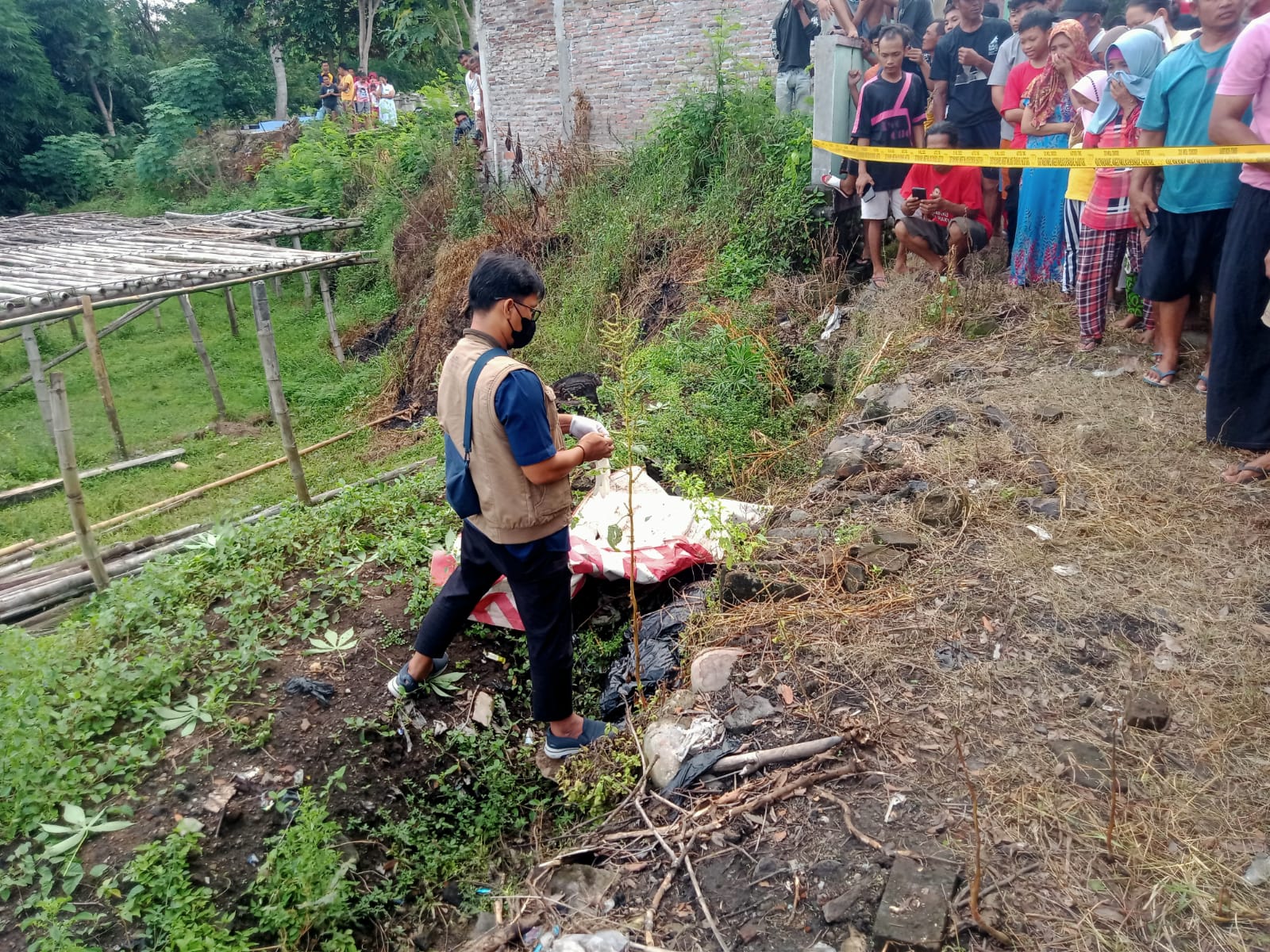 Polisi olah TKP jasad perempuan di Jalan Desa Jatisobo, Kecamatan Polokarto, Sukoharjo, Minggu pagi (14/4).