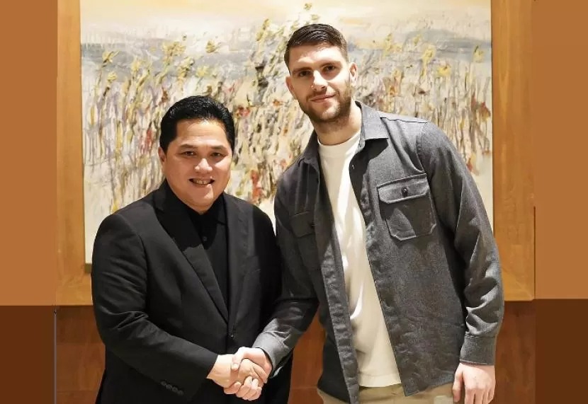 Erick Thohir bersalaman dengan Maarten Paes